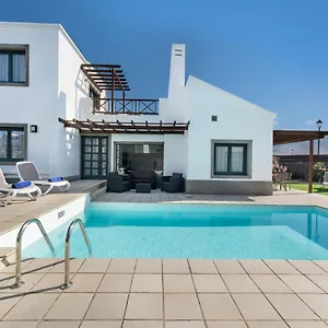 https://villas-camelot-by-escape-home.in-canary-islands.com